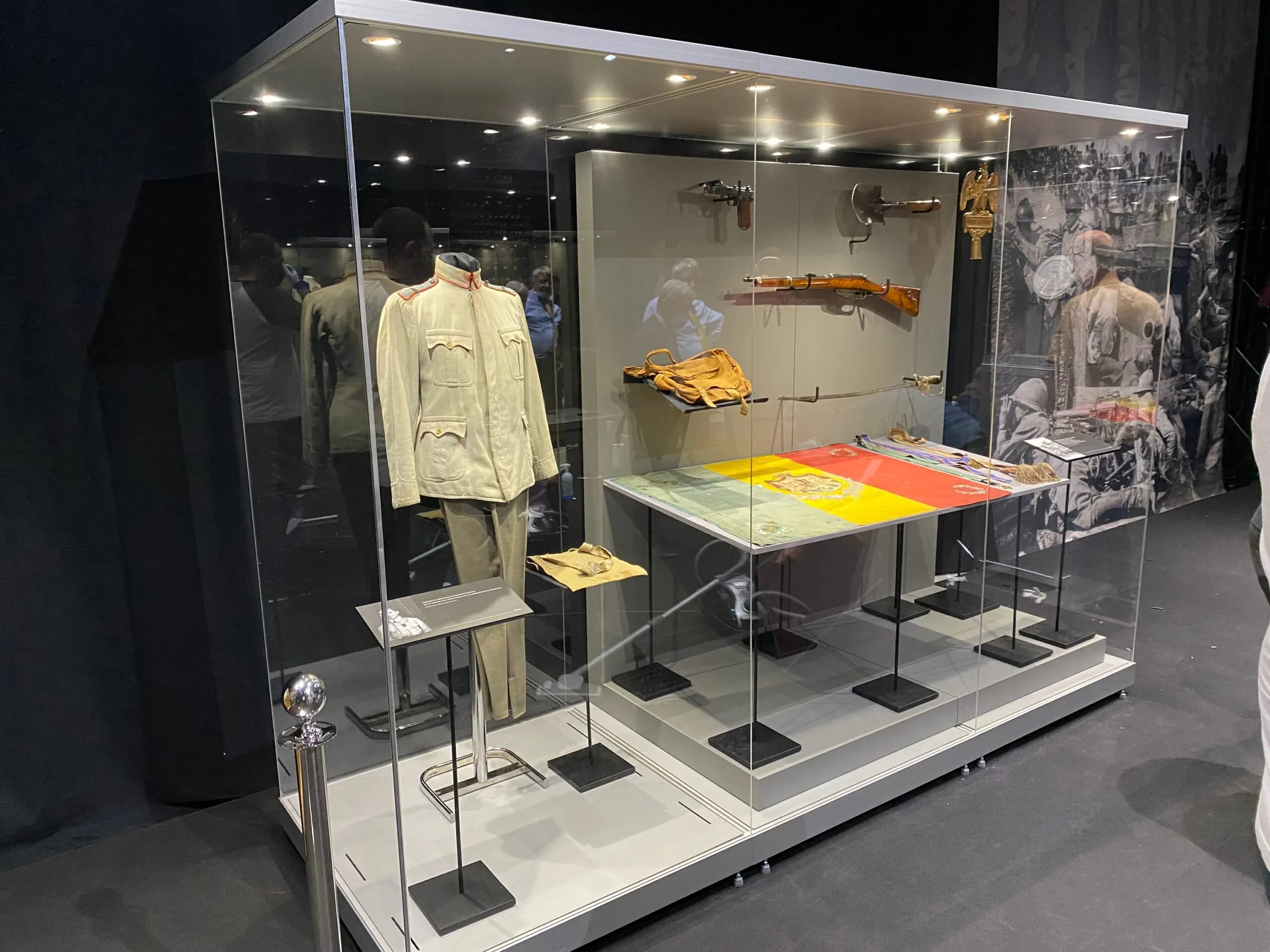 Vitrină iluminată cu o uniformă și obiecte de epocă, într-o expoziție temporară a Muzeului BNR