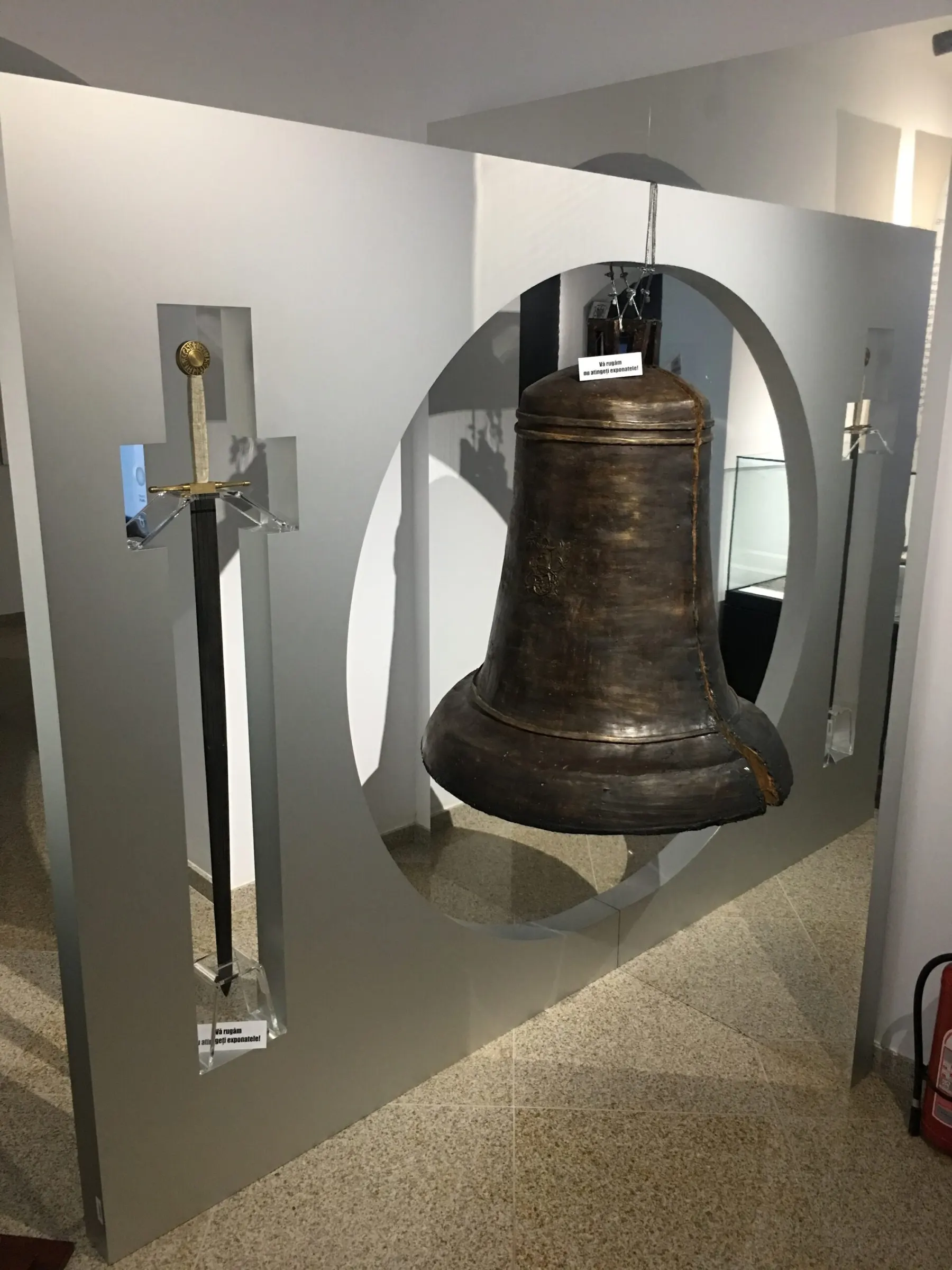 Panou expozițional cu un clopot și o sabie, la Muzeul Național al Bucovinei