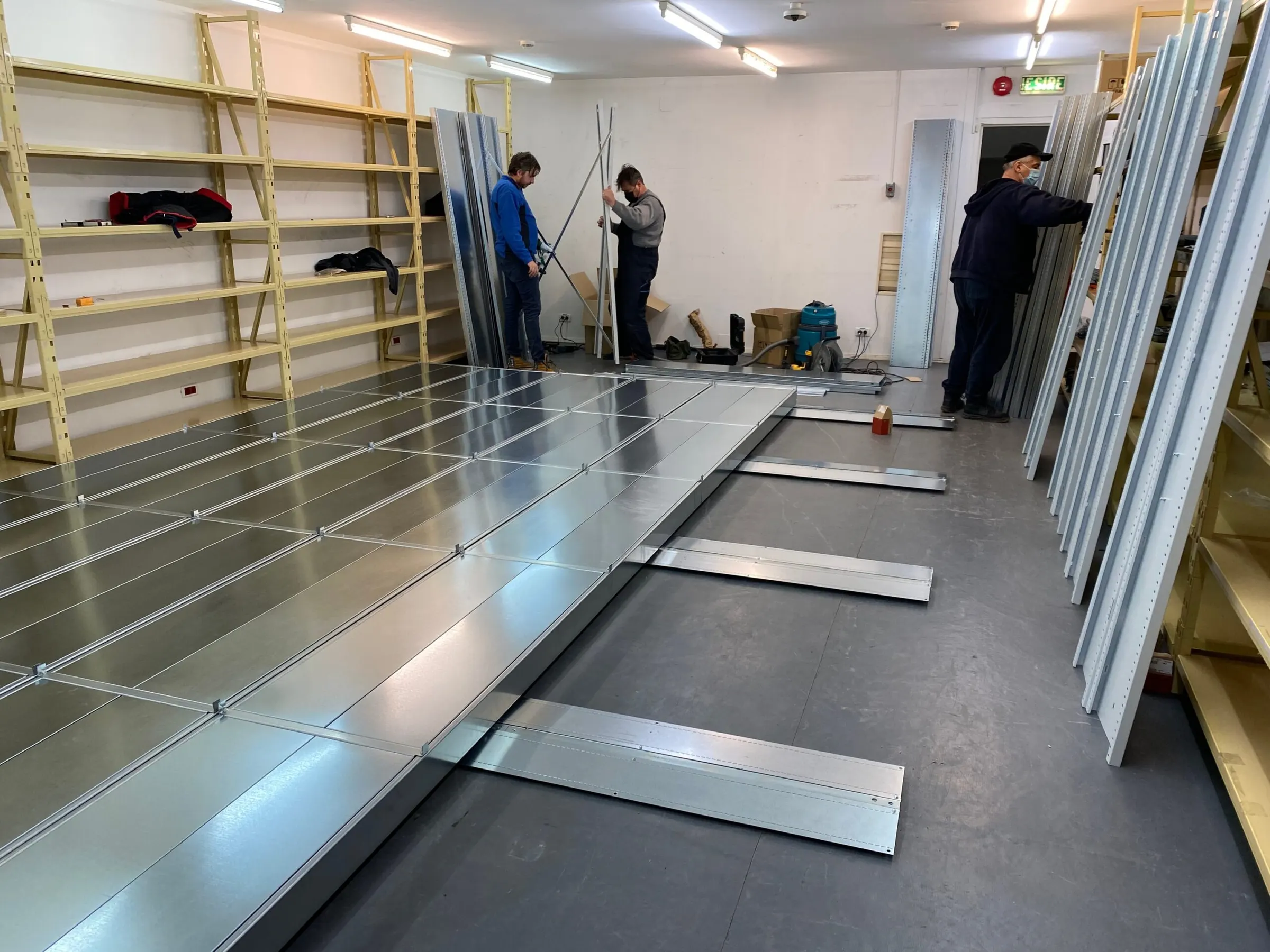 Montajul rafturilor mobile pentru arhiva Nuclearelectrica